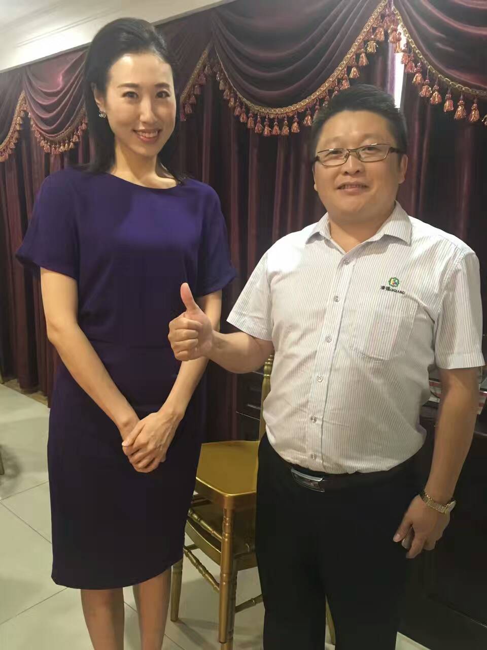 央视主持人夏善蓥（左）和水蜜桃视频在线免费化工总经理张文（右）合影
