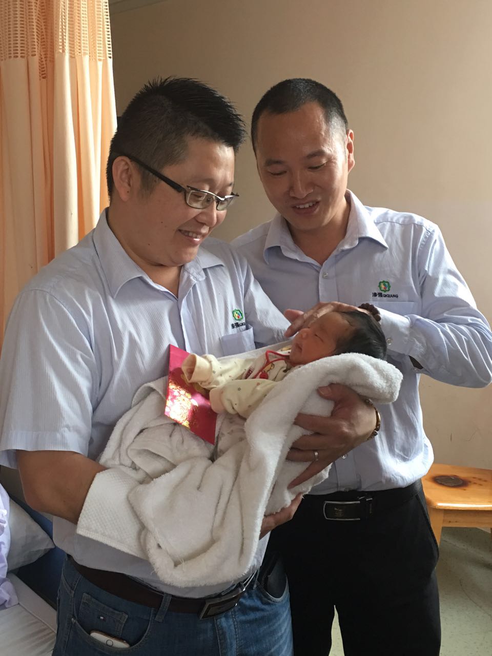 水蜜桃视频在线免费化工总经理张文探望员工