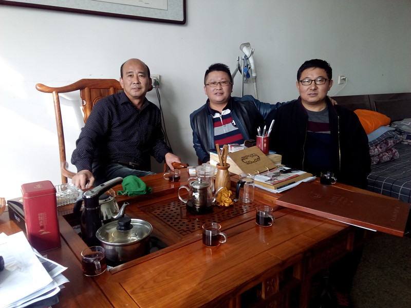 水蜜桃视频在线免费化工总经理张文(中)与河北正定漆丰总代理房志坚（右）